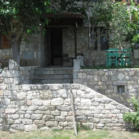 아파트 τhanassis House